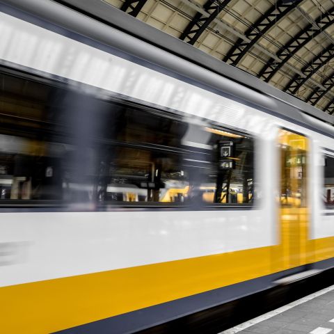 Train with yellow and white livery
